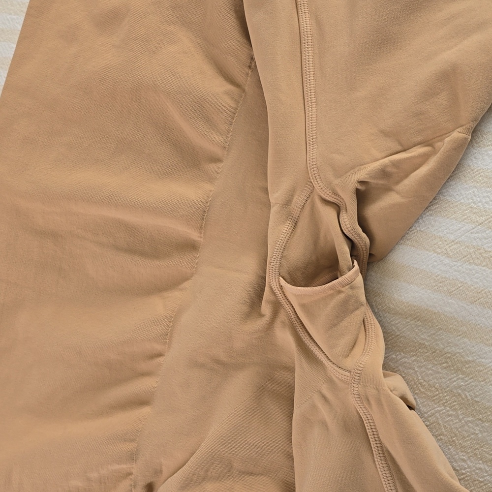 SKIMS Seamless Sculpt Butt Lifting Short Size: 2X Clay - Picture 3 of 9